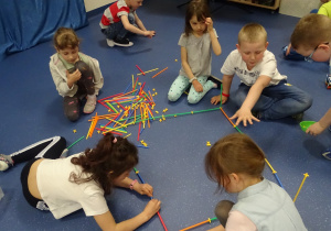Dzieci tworzą budowlę